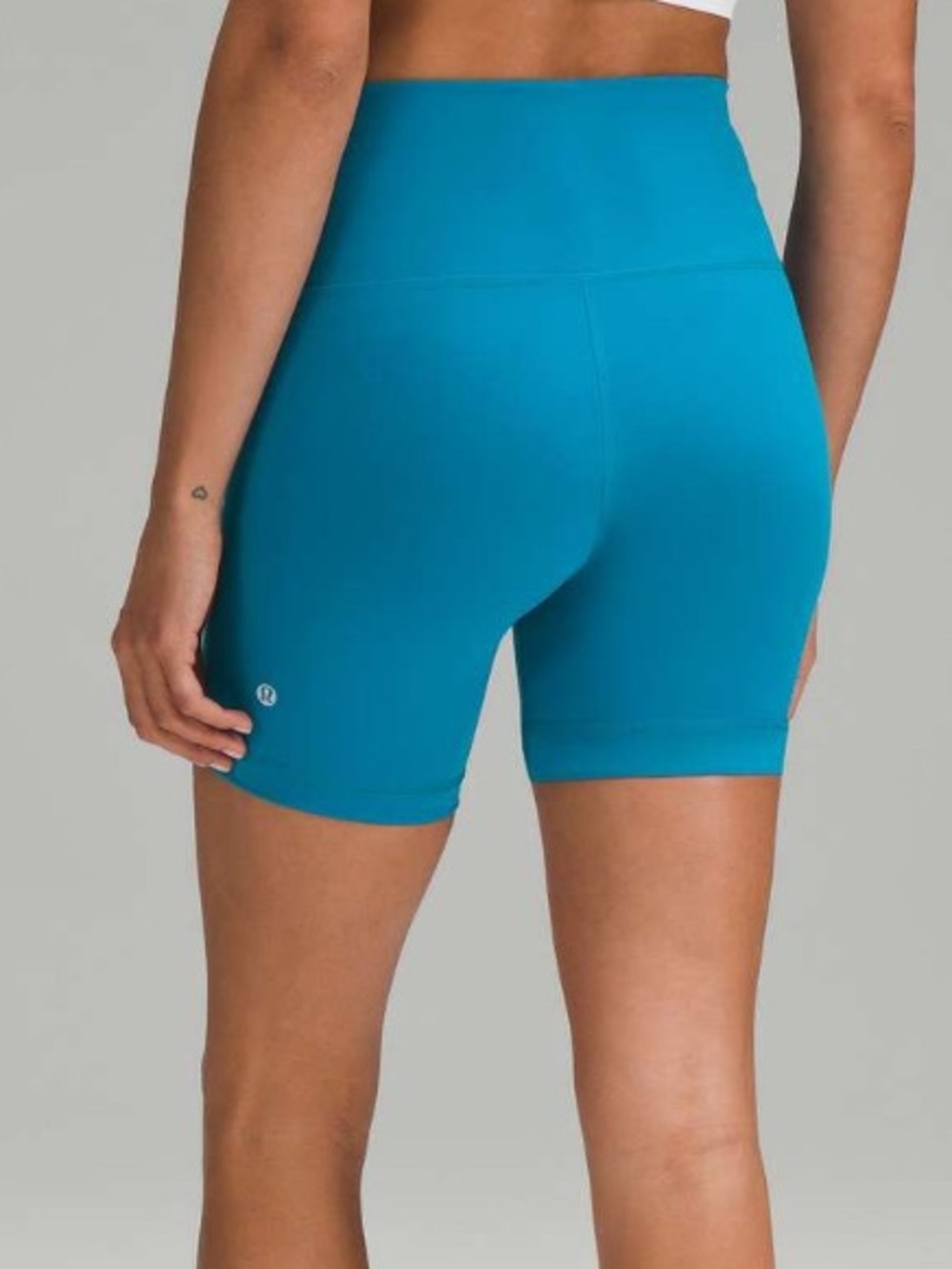 Lululemon Wunder Train High-Rise Short 6"
Hawaiian Blue 8
